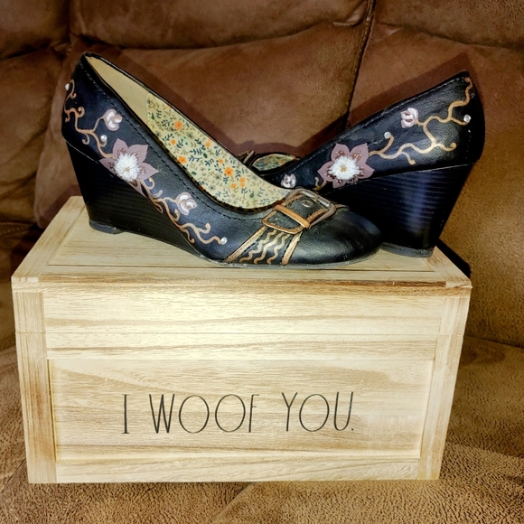 American Eagle Shoes with Unique Art Work - Picture 1 of 7
